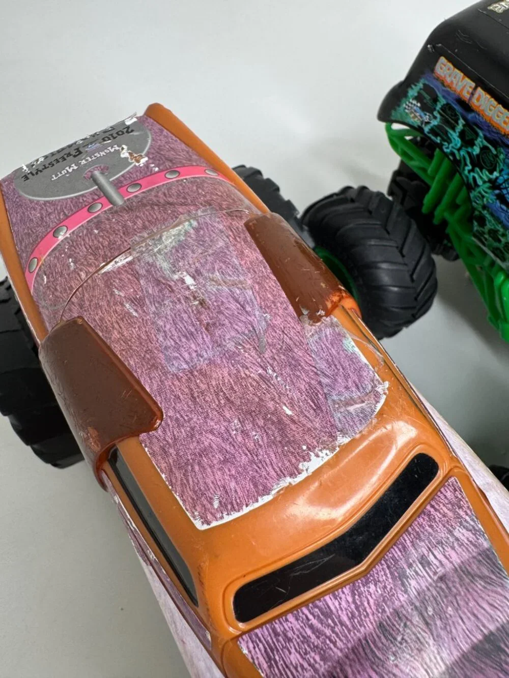 Monster Jam Monster Truck Toys Monster Mutt Grave Digger 1:24 Scale Plastic. The